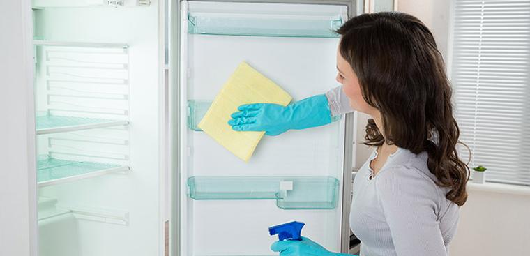 Dùng mút mềm lau cánh cửa tủ lạnh thật sạch