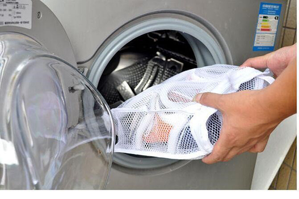 Hướng dẫn cách giặt giày bằng máy giặt sạch không lo hư rách