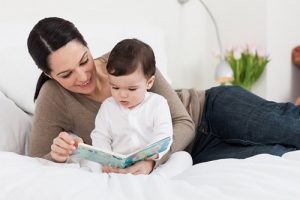 Đọc sách cho bé nghe từ sớm giúp bé phát triển trí thông minh