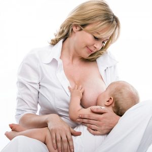 Sữa mẹ có vai trò quan trọng đối với sự phát triển toàn diện của trẻ nhỏ
