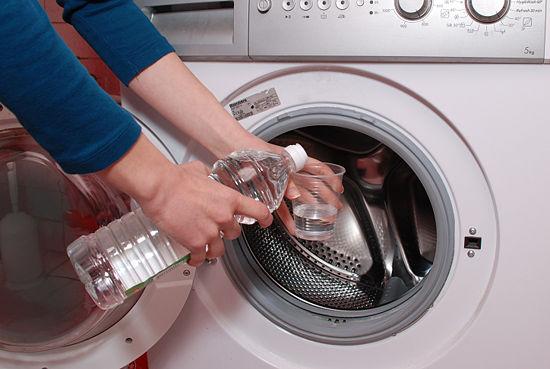 Sử dụng các chất chuyên tẩy rửa máy giặt