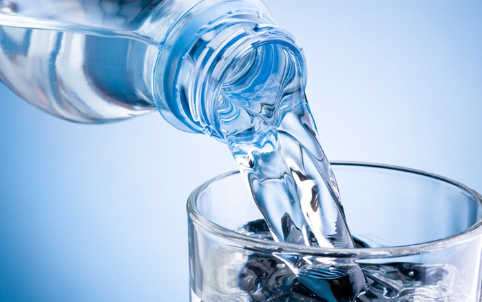  Uống nhiều nước để tránh mất nước