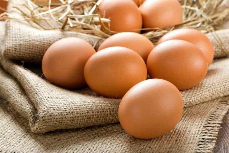 Chọn trứng gà đẻ được 1 tuần để luộc