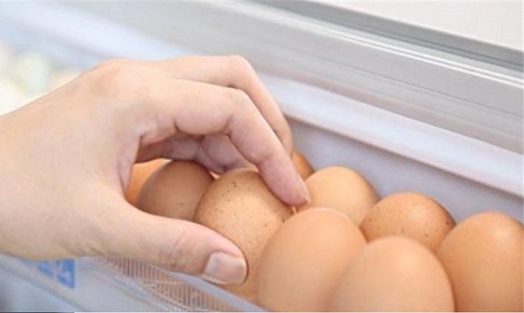 Không luộc trứng ngay khi lấy từ tủ lạnh ra
